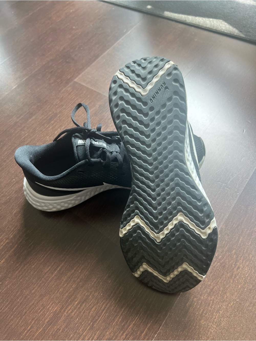 Nike Black and White Athletic Running Sneakers - Picture 4 of 6